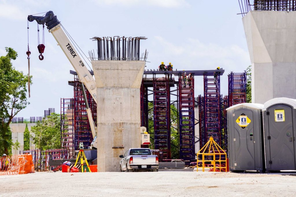En el tercer trimestre de 2023 la economía mexicana creció 3.3% anual y 0.9% real trimestral de acuerdo con la Estimación Oportuna del PIB. Con este crecimiento, la economía de nuestro país alcanzó un nuevo máximo histórico. Por otro lado, con datos al segundo trimestre de 2023, nueve estados de la República mostraron un crecimiento anual superior al 4.5%.