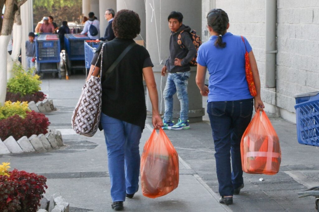 México se aleja de la meta 1 del Plan México, cae de la posición 13 a la 15 de economías (FMI)